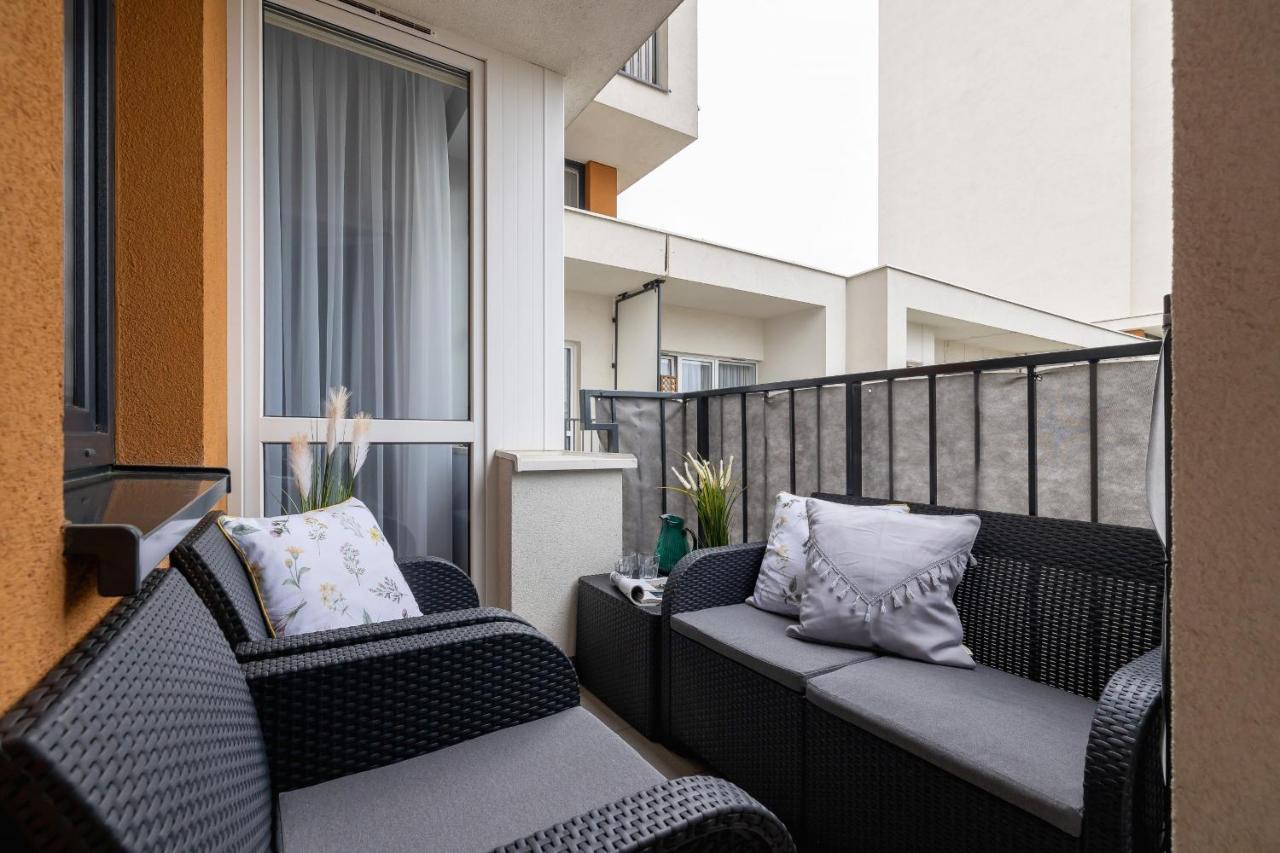 Osiedle Avia Harmonious Apartment With Balcony & Parking Cracow By Renters Prestige คราคูฟ ภายนอก รูปภาพ